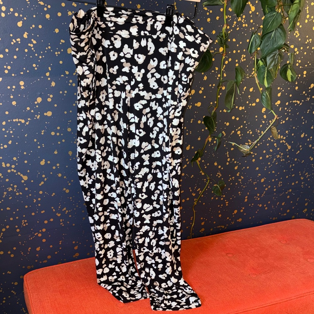 White House Black Market Black and White Cropped Pants